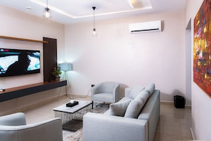 Royal Studio Suite | Living room | TV - Wali's Suites (Abuja)