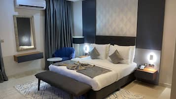 Deluxe Room | In-room safe, individually decorated, individually furnished, desk