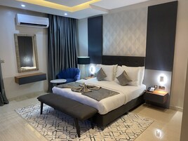 Deluxe Room | In-room safe, individually decorated, individually furnished, desk