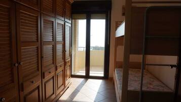 3 camere, una scrivania, ferro/asse da stiro, culla da viaggio