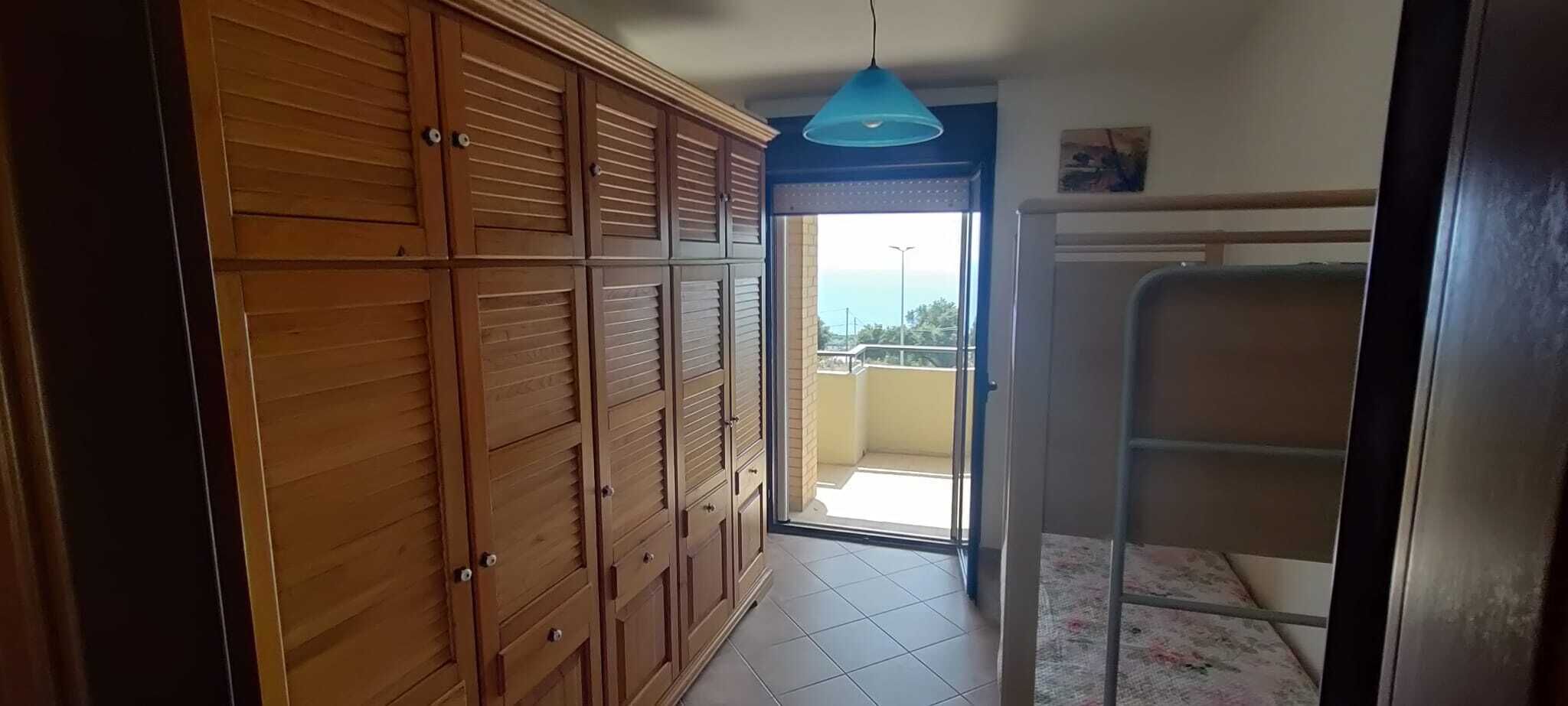 3 chambres, bureau, fer et planche à repasser, lit parapluie