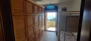 3 quartos, escrivaninha, ferros/tábuas de passar roupa, berço de viagem