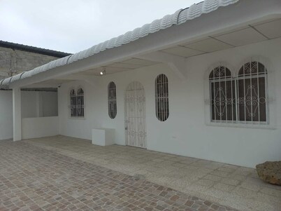 5 blocks from the beach, family friendly. A/C, hot tub and more