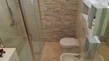Doccia, asciugacapelli, accappatoio, bidet
