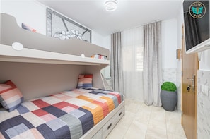 1 habitación, tabla de planchar con plancha y cuna de viaje 