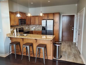 Frigorifero, microonde, piano cottura, lavastoviglie