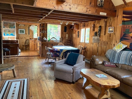 TV, books, stereo. Artsy Woodland Group Hideaway Cabin!