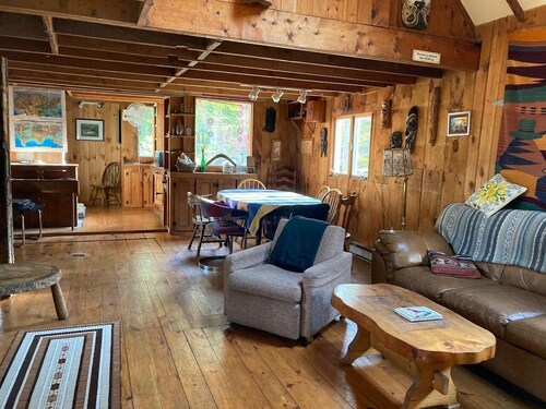 Artsy Woodland Group Hideaway Cabin!