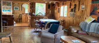 Artsy Woodland Group Hideaway Cabin!