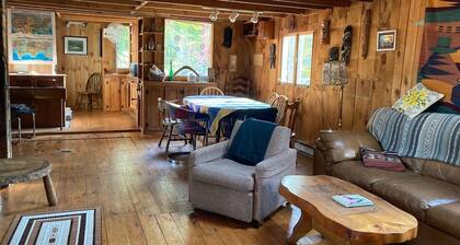 Artsy Woodland Group Hideaway Cabin!