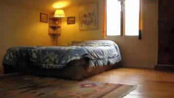 7 soverom, skrivebord, wi-fi (inkludert) og sengetøy