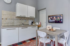 Réfrigérateur, four à micro-ondes, un four, surface de cuisson