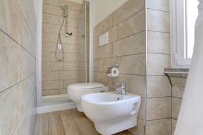 Dusche, Haartrockner, Handtücher, Shampoo