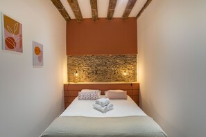1 habitación, tabla de planchar con plancha, wifi gratis y ropa de cama 