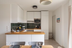 Kylskåp, mikrovågsugn, ugn och diskmaskin