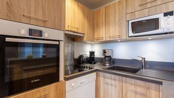 Een koelkast, een magnetron, een oven, een vaatwasser