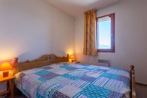 2 quartos, ferros/tábuas de passar roupa, roupa de cama