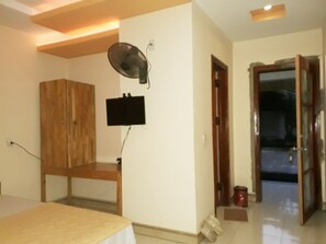 Economy Room | Desk, free WiFi, bed sheets