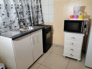 Fridge, microwave, oven, stovetop - a home away from home, 12 minutes from international airport (Johannesburg)