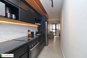 Kühlschrank, Mikrowelle, Ofen, Wasserkocher mit Kaffee-/Teezubehör