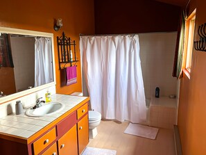 Combined shower/bathtub, towels, soap, toilet paper - Vibrant Taos Home: Skiing, Climbing, Wi-Fi, WFH (El Prado)