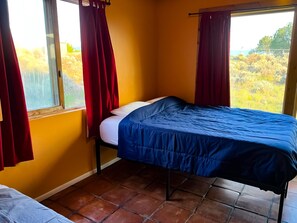 2 bedrooms, desk, free WiFi, bed sheets - Vibrant Taos Home: Skiing, Climbing, Wi-Fi, WFH (El Prado)