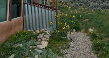 Vibrant Taos Home: Skiing, Climbing, Wi-Fi, WFH