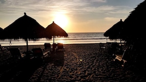 Playa en los alrededores, camastros y toallas de playa