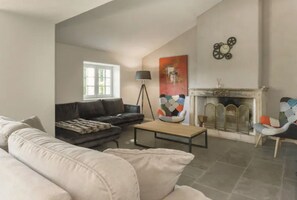 Smart-TV, Kamin, Videospiele, Bücher