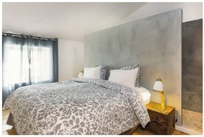 4 habitaciones, tabla de planchar con plancha y cuna de viaje 