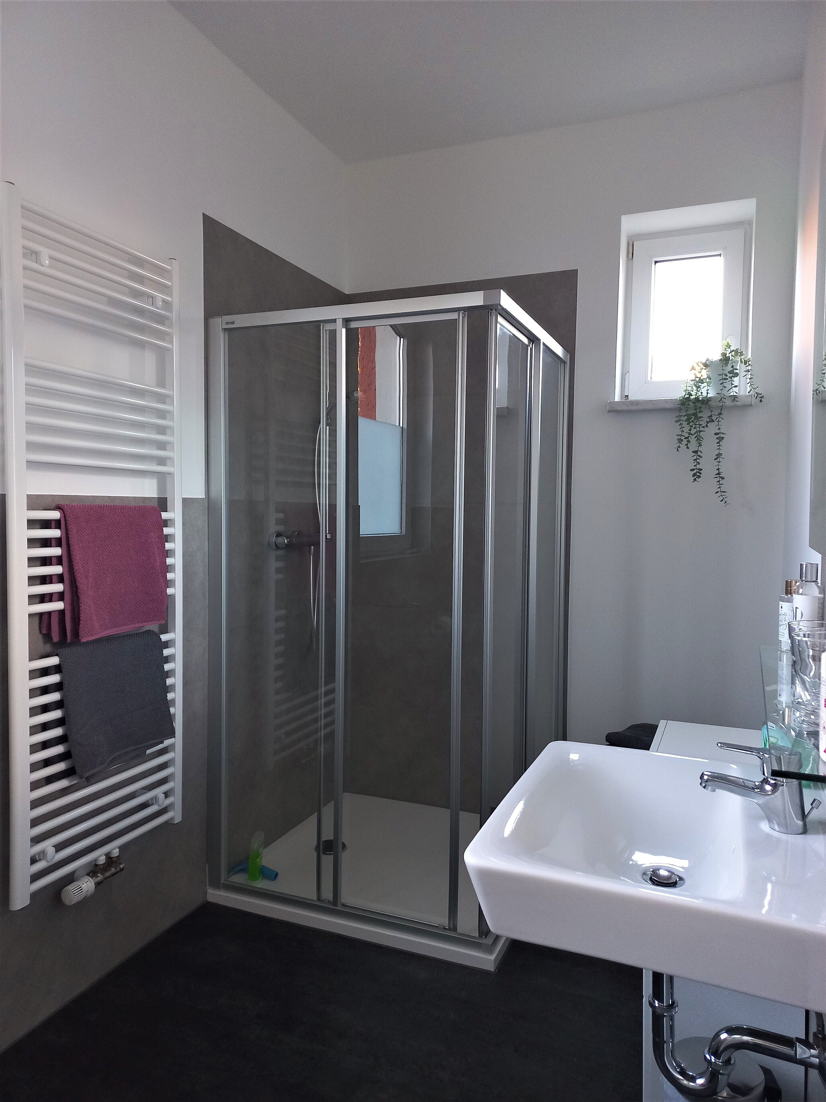 Dusche, Haartrockner, Handtücher, Seife