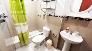 Comfort Apartment | Bathroom | Shower, towels