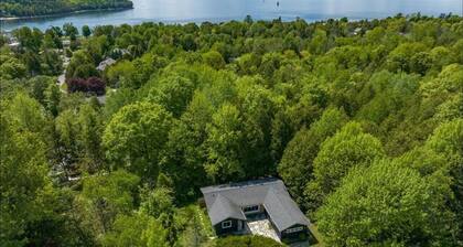 Wooded Sister Bay Retreat, Walk to town, Firepit