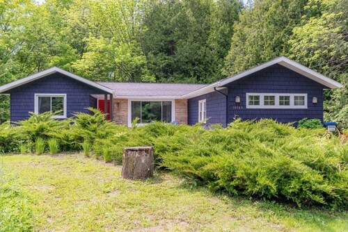 Wooded Sister Bay Retreat, Walk to town, Firepit