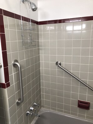 Chuveiro/banheira combinados, secador de cabelo, toalhas de banho