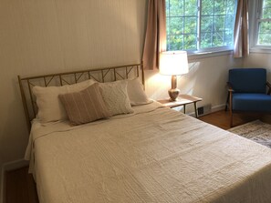3 quartos, escrivaninha, ferros/tábuas de passar roupa