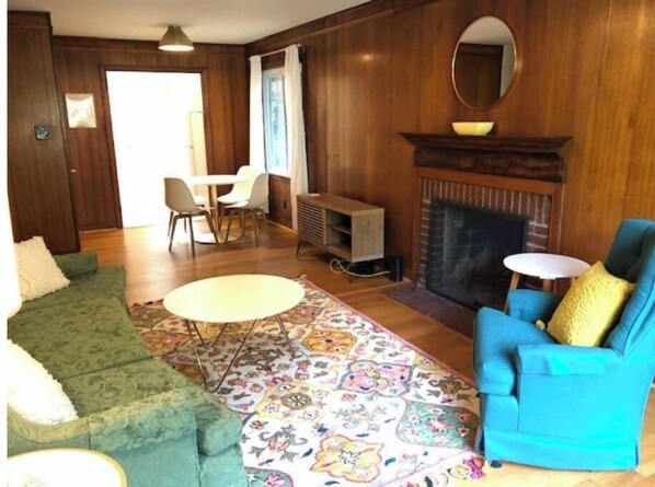 Smart TV, fireplace - Charming Cottage 5 Minutes from Downtown (Asheville)