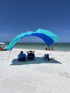 En la playa, camastros y toallas de playa 