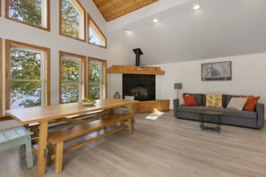 TV connectée, cheminée, livres