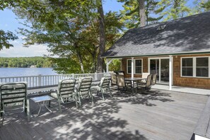 Outdoor dining - Lakeside Living w\sandy beach, gas fireplace -easy 25 minute commute to Portland (Gray)