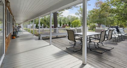 Lakeside Living w\sandy beach, gas fireplace -easy 25 minute commute to Portland