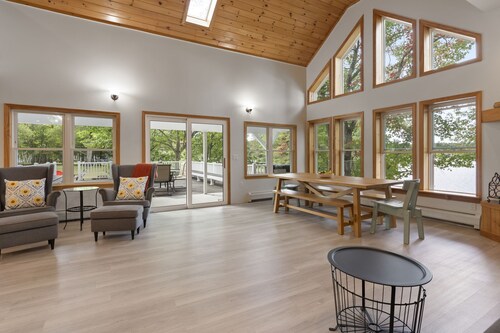 Lakeside Living w\sandy beach, gas fireplace -easy 25 minute commute to Portland