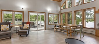 Lakeside Living w\sandy beach, gas fireplace -easy 25 minute commute to Portland