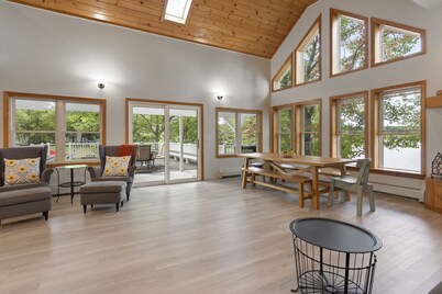Lakeside Living w\sandy beach, gas fireplace -easy 25 minute commute to Portland