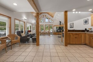 Interior - Lakeside Living w\sandy beach, gas fireplace -easy 25 minute commute to Portland (Gray)