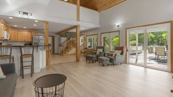 Smart TV, caminetto, libri