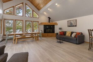 Smart TV, fireplace, books - Lakeside Living w\sandy beach, gas fireplace -easy 25 minute commute to Portland (Gray)