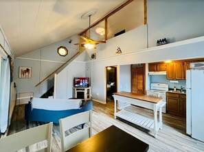 Fridge, microwave, oven, stovetop - Peaceful WATERFRONT Cottage Near Mystic and Casinos (Griswold)