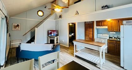 Peaceful WATERFRONT Cottage Near Mystic and Casinos