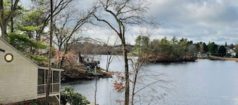 Peaceful WATERFRONT Cottage Near Mystic and Casinos